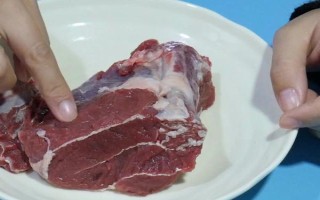 市场上的注水牛肉怎么识别，可以从肉的颜色或按压来识别