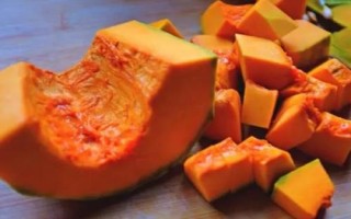 南瓜收获后如何保存，可分层贮藏于木架上