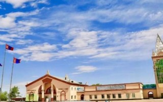 二连浩特市的特产,包括牛羊卷肉和皮囊酒等种类