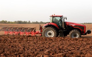 拖拉机水田作业防陷车小窍门，翻越田埂时尽可能用镐头刨低田埂