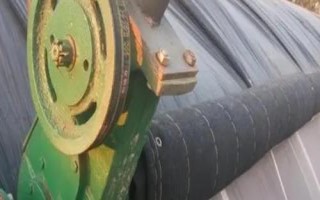 齿轮式卷帘机的使用注意事项，底边要用钢管连接