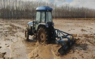 拖拉机水田作业防陷车小窍门，翻越田埂时尽可能用镐头刨低田埂