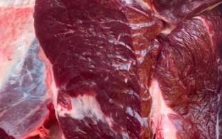 市场上的注水牛肉怎么识别，可以从肉的颜色或按压来识别