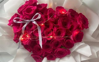 结婚一周年送老婆什么花合适，可以选择玫瑰花、百合花等