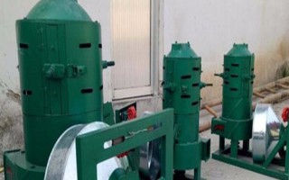 怎么使用碾米机,需要先平稳地将其放在工作台上