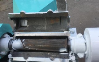 怎么使用碾米机,需要先平稳地将其放在工作台上