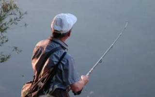 钓鲫鱼怎么打窝,一般来说都需要提前打窝