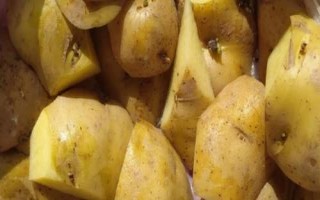 种植土豆前要怎么处理，需晒种2-3天、然后切块催芽