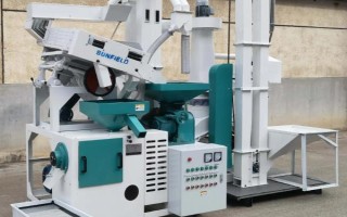 怎么使用碾米机,需要先平稳地将其放在工作台上