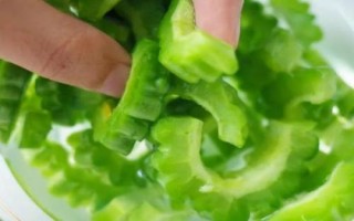 黄瓜苦瓜汁怎么做面膜，用面膜纸吸收汁液后可敷在脸上