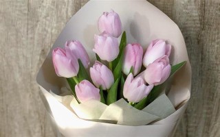 恋爱期间适合送什么花，可选择百合、玫瑰、勿忘我等品种