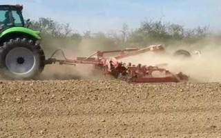 耙地的基本方法，常用顺耙、横耙和斜耙