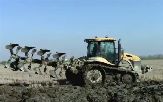 拖拉机水田作业防陷车小窍门，翻越田埂时尽可能用镐头刨低田埂