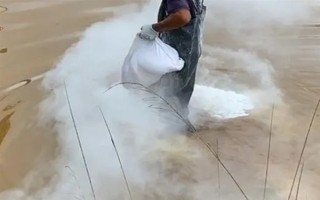 鱼塘水变成绿色如何解决,青苔过多可撒施生石灰等物质