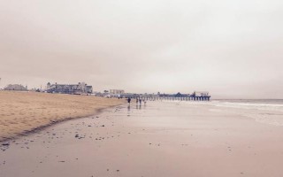 海边的沙滩都是不是黄色的，海边沙滩并不都是黄色的