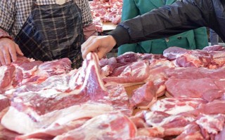 公猪肉有骚味如何处理，建议在烹饪之前泡在清水中15-30分钟