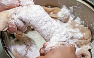 处理猪鞭的方法，洗净后焯水并刮除外膜、切开后洗净内膜即可去除腥臊味