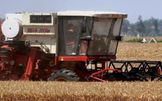 小麦收获机发生故障怎么解决,割刀阻塞时可加大油门、提高发动机的转速