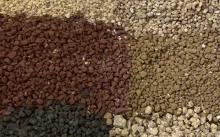 如何快速自制多肉土，可以选用泥炭土、珍珠岩、蛭石等混合配制