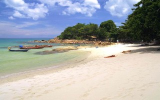 海边的沙滩都是不是黄色的，海边沙滩并不都是黄色的