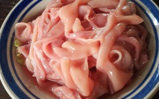 钓小龙虾用哪种肉，鸡肝、鸭肠、蚯蚓等饵料都是适宜选择