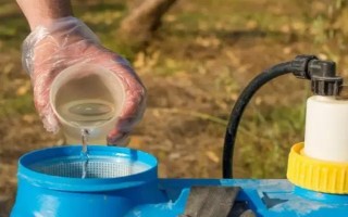 五味子卷叶虫用什么药，可以使用辛硫磷、磷铵乳油等