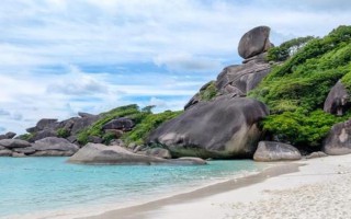 海边的沙滩都是不是黄色的，海边沙滩并不都是黄色的