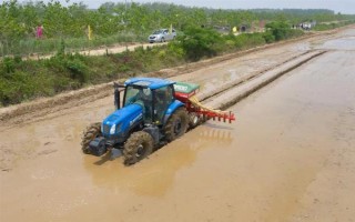 拖拉机水田作业防陷车小窍门，翻越田埂时尽可能用镐头刨低田埂