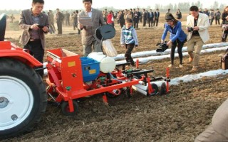 地膜覆盖机如何使用，膜卷外径通常以15-20厘米为宜