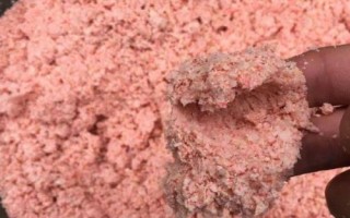 军鱼喜食的饵料，可使用蚯蚓、鸡肝、鸭肠等自然饵