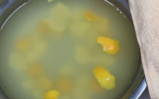 怎么把水果皮做成花肥,洗净切碎后装入容器中发酵