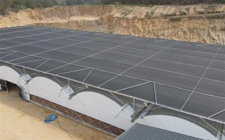 大棚的放风方法，根据天气状况控制放风口的宽度