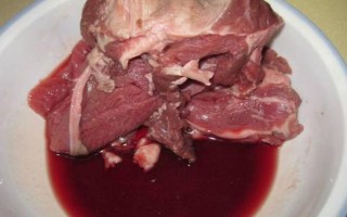 市场上的注水牛肉怎么识别，可以从肉的颜色或按压来识别