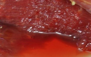 市场上的注水牛肉怎么识别，可以从肉的颜色或按压来识别