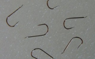 钓鳊鱼适合用几号钩，根据鱼情、水情和季节选用