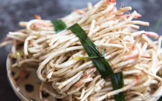 鱼腥草怎么种植，按照20厘米的间距定植根茎