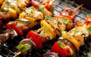 冬季农村集市经营哪些小吃比较赚钱,可考虑售卖麻辣烫、糕点、炸鸡排等食品