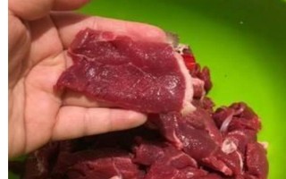 市场上的注水牛肉怎么识别，可以从肉的颜色或按压来识别