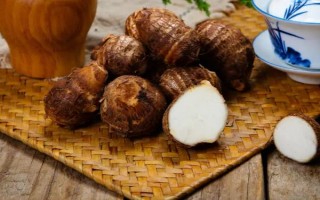 芋头去皮导致手痒的原因，里面的强碱性黏液会刺激皮肤