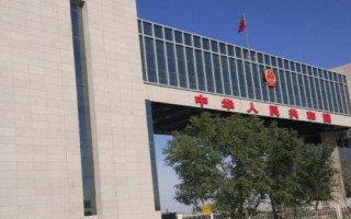 二连浩特市的特产,包括牛羊卷肉和皮囊酒等种类