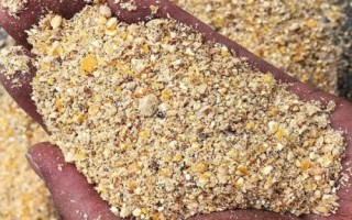 鸡饲料的配方，通常将麦麸、豆粕、玉米作为原料