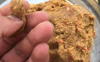 秋季钓鲫鱼饵料配方,初秋、中秋和深秋的配方各不同