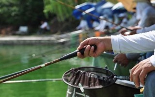 四月钓鱼钓深还是浅，一般来说都是钓浅