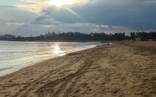 海边的沙滩都是不是黄色的，海边沙滩并不都是黄色的