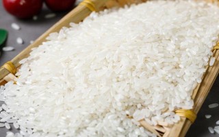 怎么使用碾米机,需要先平稳地将其放在工作台上