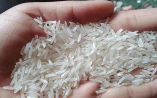 怎么使用碾米机,需要先平稳地将其放在工作台上