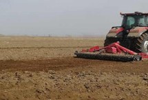 耙地的基本方法，常用顺耙、横耙和斜耙