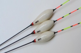 冬季钓鲫鱼提前多久打窝，首先选择流线型或者枣核型的漂