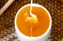 椴树蜜的等级划分，是蜜蜂采集椴树花蜜酿制而成的