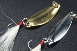 钓虹鳟鱼一般用什么路亚饵，常用的拟饵有铅头钩钓组、亮片等